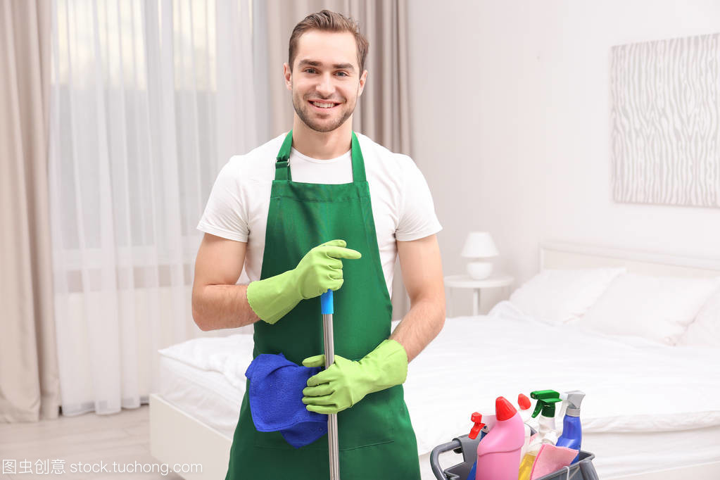 年轻的男清洁工 专业、高效与细致的保洁服务